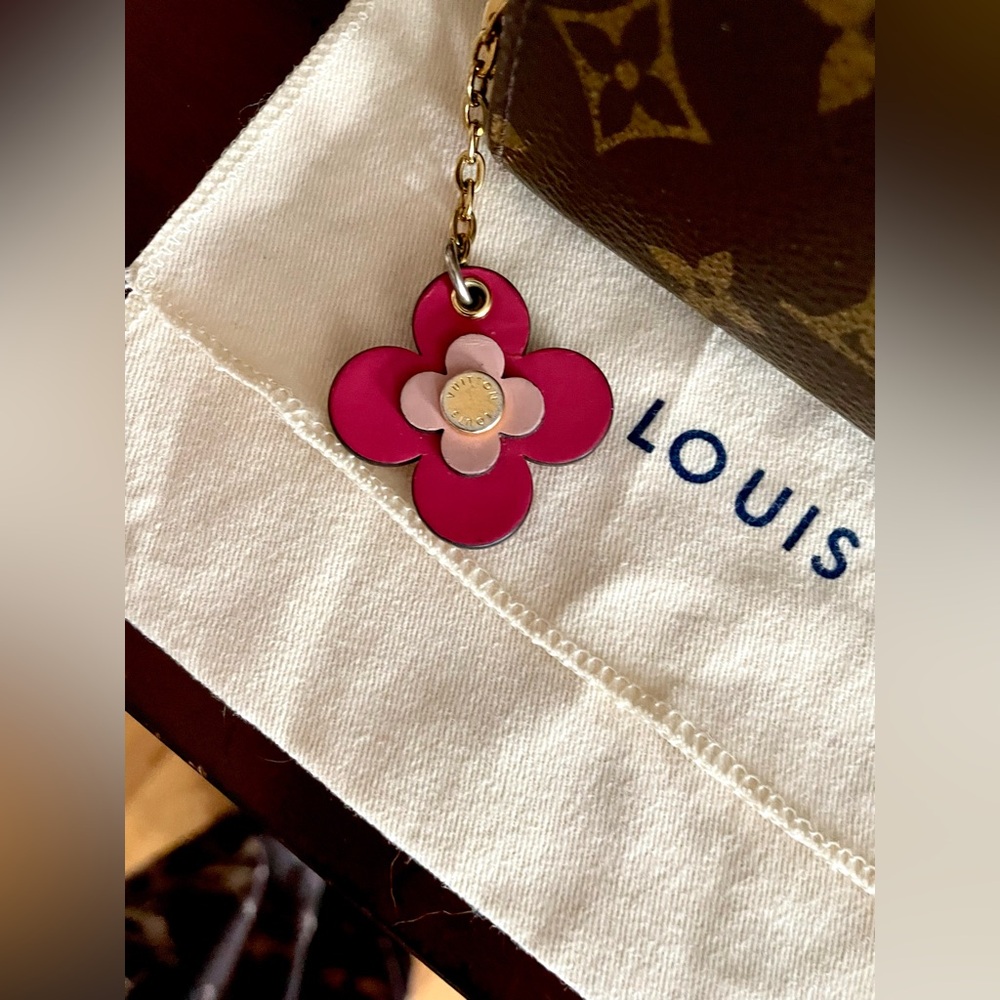 Louis Vuitton Clemence wallet blooming flowers Fuchsia 
EXCELLENT CONDITION - Picture 3 of 16